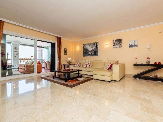 Planta baja en venta en Mijas, Calahonda. Luminoso apartamento en esquina en planta baja con jardín privado y vistas al mar. Plantas bajas.