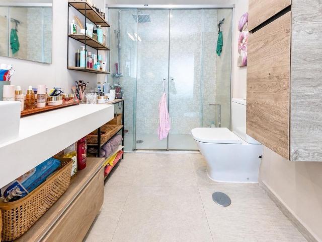 Planta baja en venta en Mijas, Calahonda. Piso reformado con gran terraza acristalada y vistas al mar en Calahonda. Plantas bajas.