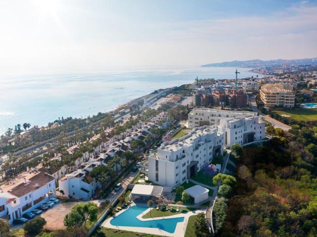 Planta baja en venta en Mijas, El Faro de Calaburra Chaparral. APARTAMENTO A LA VENTA FRENTE A LA PLAYA Y ORIENTADO AL SUR. Plantas bajas.