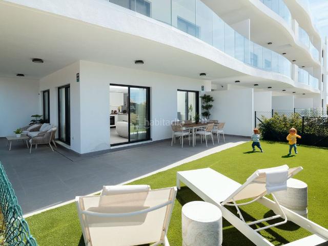 Planta baja en venta en Mijas, El Faro de Calaburra Chaparral. Fantástico BAJO de 3 dormitorios con 48 m2 terraza y jardín privado. Plantas bajas.