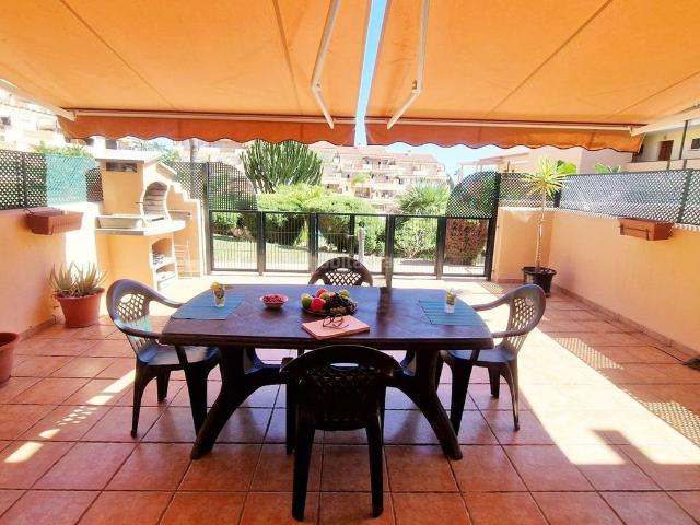 Planta baja en venta en Mijas, El Faro de Calaburra Chaparral. Magnífico piso planta baja con Terraza, patio privado, garaje y piscina comunitaria. Plantas bajas.