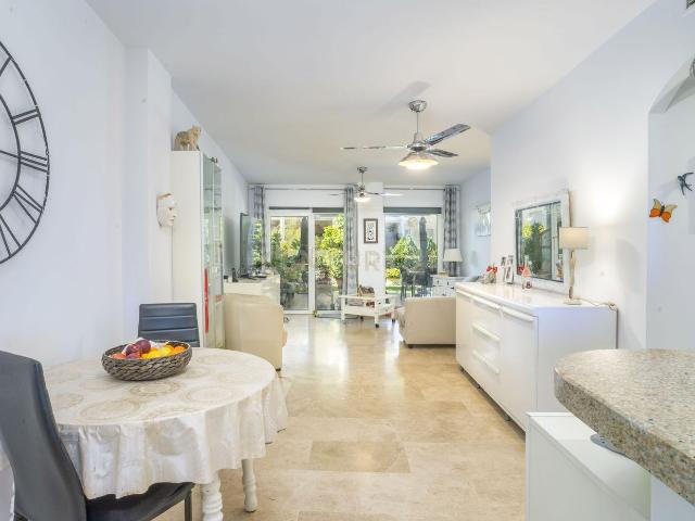 Planta baja en venta en Mijas, Riviera del Sol. Apartamento en planta baja con jardín privado, terraza cubierta y acceso directo a la piscina en Green Hills. Plantas bajas.