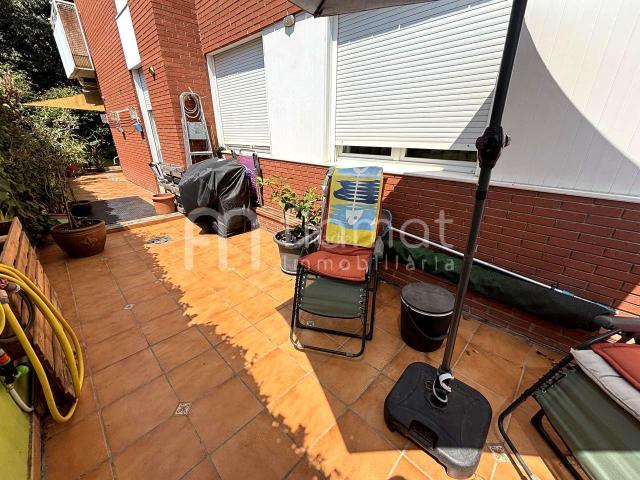 Planta baja en venta en Montgat. ¡Más de 100 m² de piso con una espectacular terraza de 65 m²!. Plantas bajas.