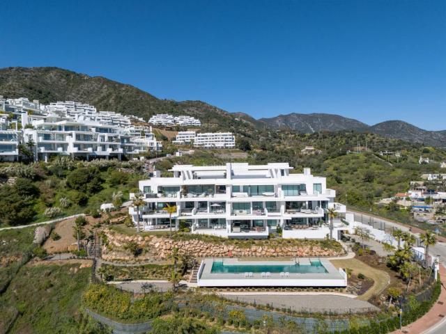 Planta baja en venta en Ojén, Palo Alto. Exclusivo apartamento en planta baja con vistas panorámicas al mar, jardín privado y acceso directo a instalaciones tipo resort. Plantas bajas.