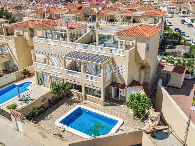 Planta baja en venta en Orihuela, Zeniamar Horizonte La Campana. Ubicado en la codiciada urbanizacioacuten Zeniamar en Playa Flamenca, este amplio apartamento en planta baja esquina ofrece la com.