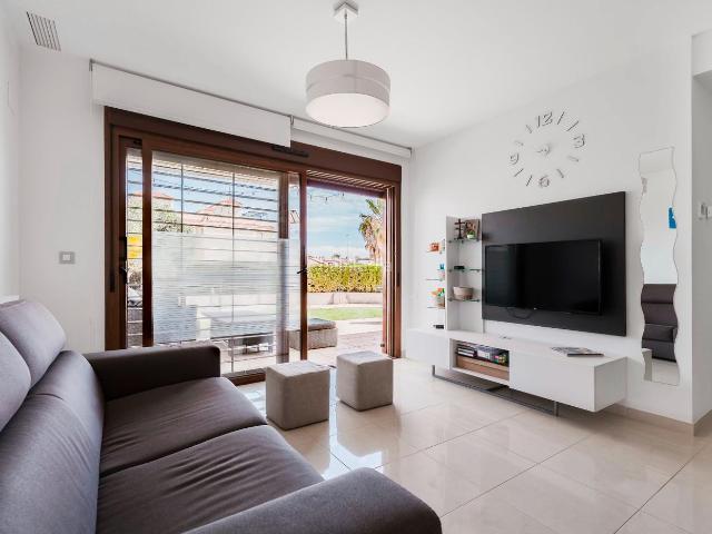 Planta baja en venta en Orihuela, La Zenia. Presentamos este atractivo apartamento en planta baja, ubicado en el prestigioso residencial Secreto de la Zenia, en Orihuela Cost. Plantas bajas.
