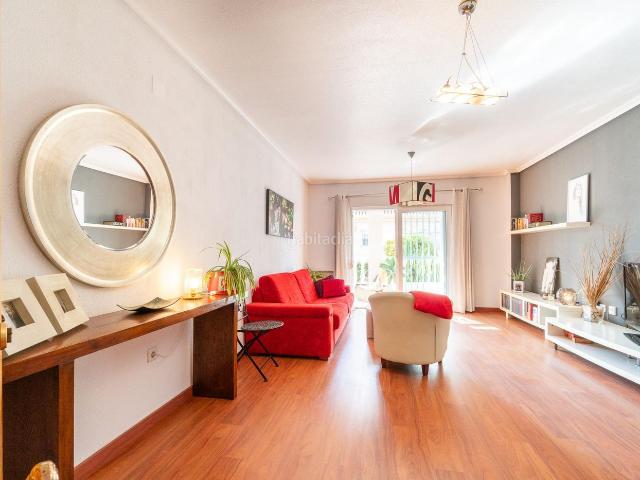 Planta baja en venta en Orihuela, Playa Flamenca. Precioso, amplio y luminoso apartamento en planta baja con vistas directas a jardiacuten y piscina comunitaria en el corazoacuten. Plantas bajas.