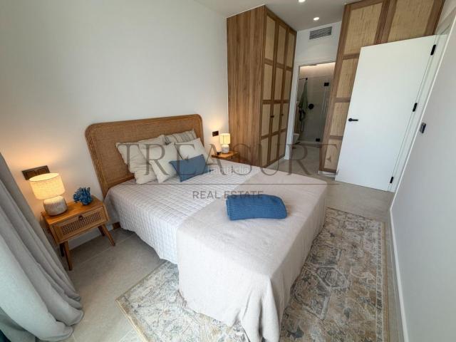 Planta baja en venta en Pilar de la Horadada, Torre de la Horadada. Exclusiva vivienda en planta baja con amplia terraza, piscina y jacuzzi a menos de 10 minutos andando de la playa. Plantas bajas.