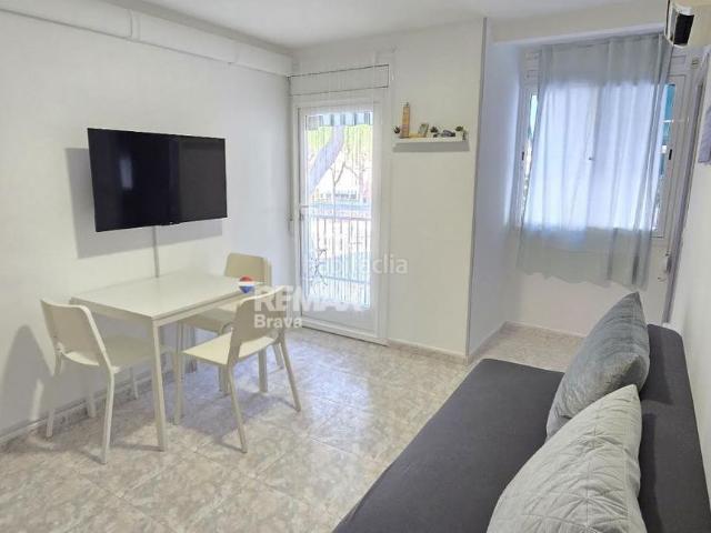 Planta baja en venta en Platja d´Aro, Centre Platja Costa Brava. Platja dAro Apartamento reformado en primera línea real de mar con licencia turística. Plantas bajas Platja.