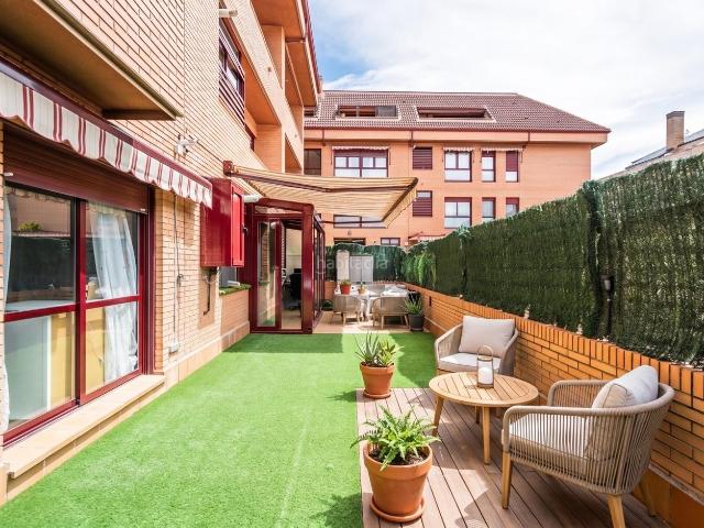 Planta baja en venta en Rozas de Madrid Las, Europolis. BAJO DE ENSUEÑO, REFORMADO EN 2021 CON JARDÍN DE 45 M2 EN UNA DE LAS MEJORES ZONAS DE LAS ROZAS DE MADRID Exclusivo bajo recientem. Plantas.