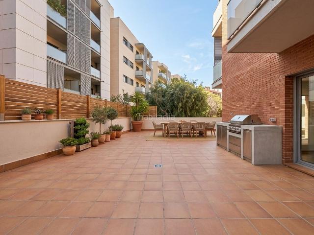 Planta baja en venta en Sant Cugat del Vallès, Turó de Can Mates. Exclusiva planta baixa amb 115 m² de terrassa i piscina comunitària. Plantas bajas Sant Cugat del.