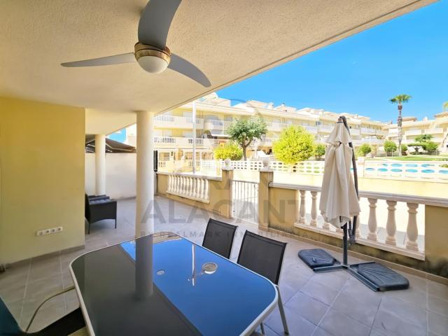 Planta baja en venta en Santa Pola, Monte Faro Altomar II. PLANTA BAJA CON TRES DORMITORIOS Y FRENTE A LA PISCINA DE UNA DE LAS COMUNIDADES MAS AGRADABLES DE GRAN ALACANT. Plantas bajas Santa.