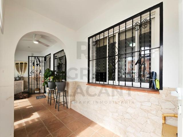 Planta baja en venta en Santa Pola, Monte y Mar. Bungalow Modelo Coral Bajo con Sótano, Reformado, 3 habitaciones en Monte y Mar, Orientación Este Gran Alacant. Plantas bajas Santa.
