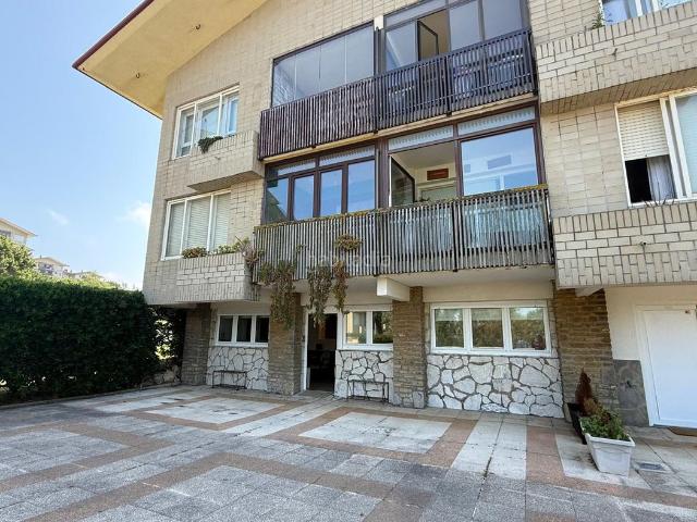 Planta baja en venta en Sopela. Piso 99 m con 2 dormitorios y garaje en Moreaga. Plantas bajas.