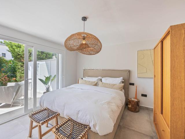 Planta baja en venta en Sotogrande, Sotogrande Costa. Apartamento totalmente reformado de 2 habitaciones con jardín privado y garaje cerrado, una oportunidad única en Sotogrande Costa. Plantas bajas.