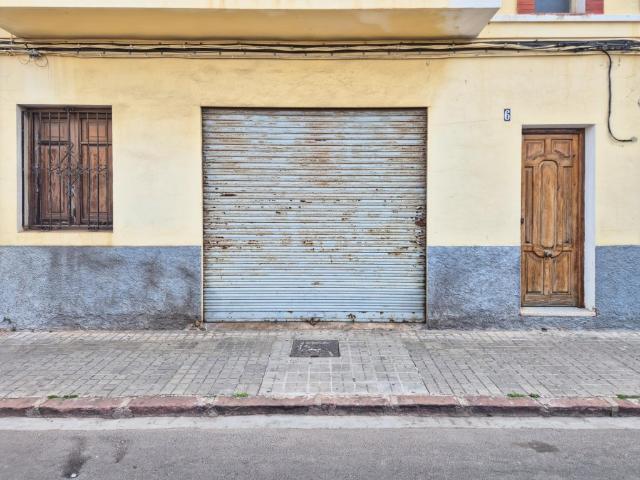 Planta baja habilitada como garaje, con patio trasero