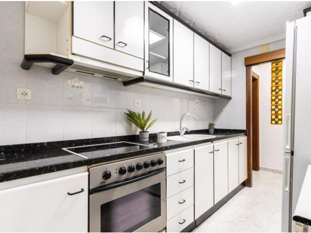 Planta baja impecable en Can Rull, sin barreras, 3 habitaciones y entorno residencial tranquilo !