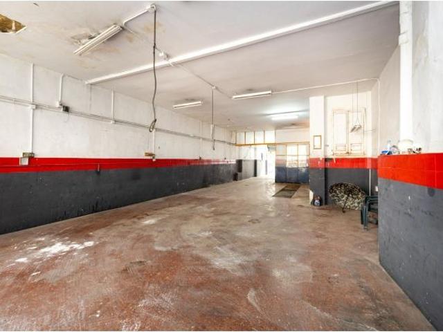 PLANTA BAJA / LOCAL | REAL DE CARTUJA, 21 – GRANADA Amplio local con gran potencial comercial o de t