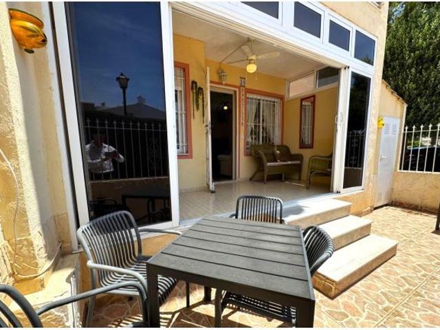 Planta baja luminosa, espaciosa y bien cuidada aprox. 69 m2 + terraza con gran terraza orientada a