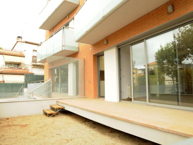 Planta baja luminosa, exterior y con terraza en Obra Nueva del 2017. Con parking y trastero