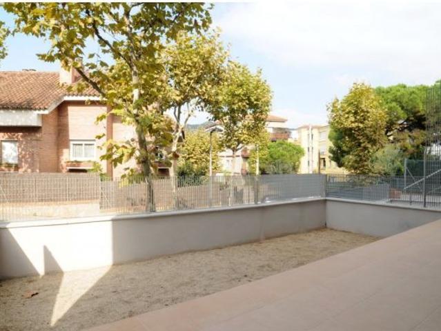 Planta baja luminosa, exterior y con terraza en Obra Nueva del 2017. Con parking y trastero