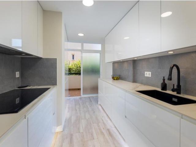 Planta baja reformada con terraza, parking y trastero junto a Son Moix