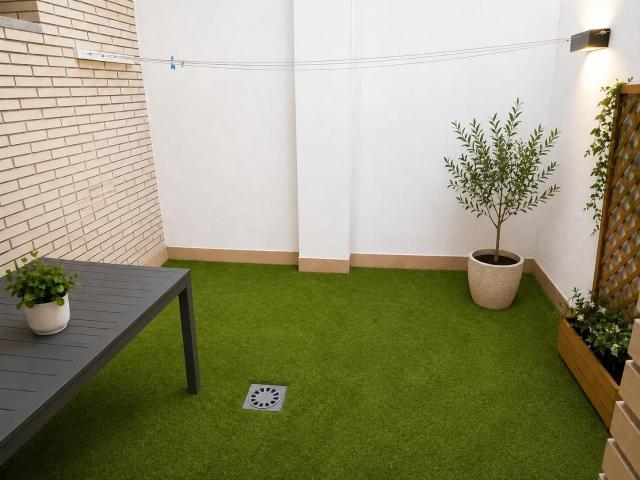 PLANTA BAJA SEMINUEVA CON PATIO JUNTO TRAM CORNELLA GAVARRA