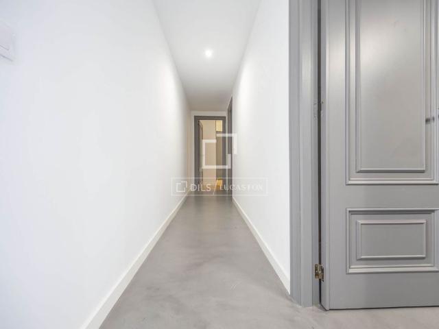 Pleasant 2 bedroom penthouse with terrace for rent in Pla del Real