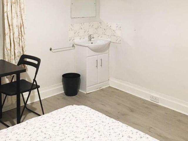 Pleasant bedroom next to Drumcondra station