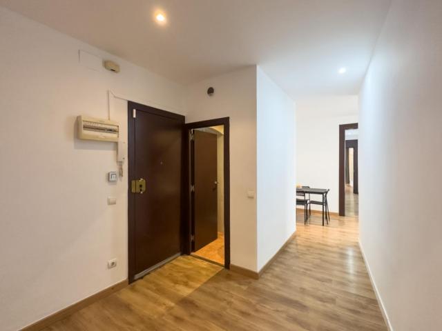 Pleasant double bedroom very close to Paral·lel metro station