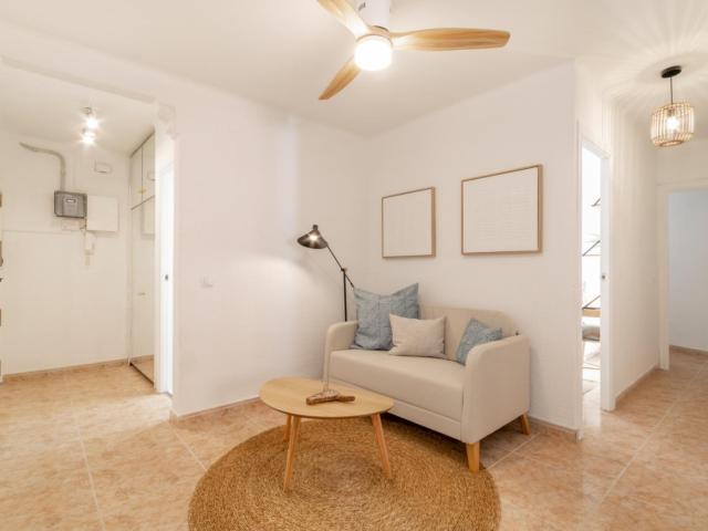 Pleasant double bedroom near El Carmel metro station