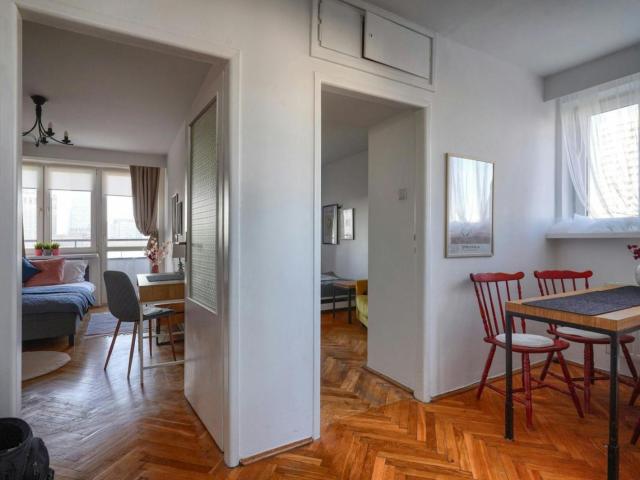 Pleasant double bedroom near the Center metro station
