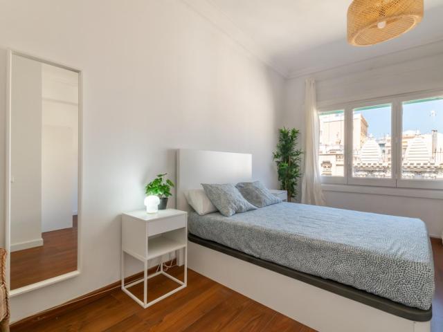 Pleasant double bedroom next to Diagonal metro station