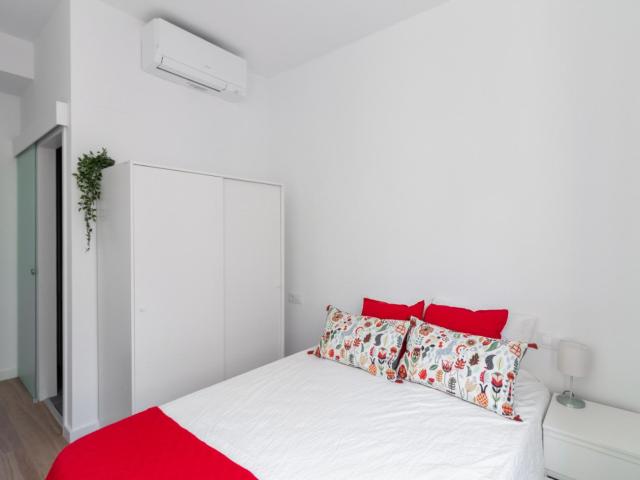 Pleasant double ensuite bedroom, near the Fontana metro