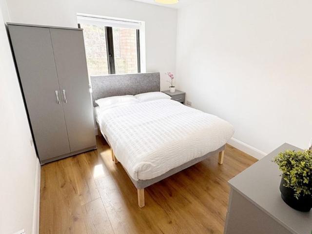 Pleasant Double ensuite bedroom in Mallow Road