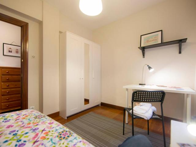 Pleasant single bedroom in a student flat, near the Uribarri train station