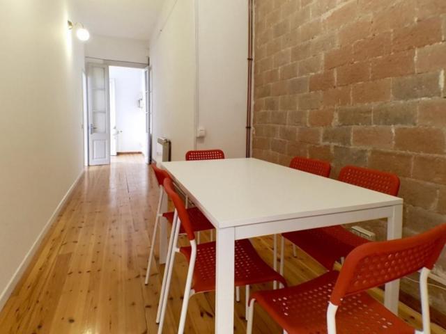 Pleasant single bedroom in a 6 bedroom flat, in Vila de Gràcia