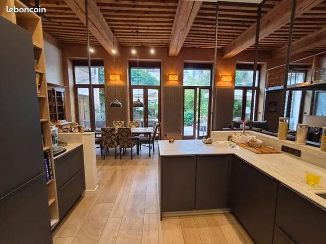 Plein cœur Croix Rousse – Appartement typé Maison de ville avec jardin de 371 m² et piscine intérieure