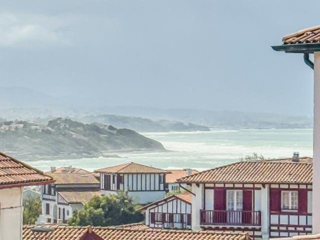 PLEIN CŒUR DE BIDART APPARTEMENT LUMINEUX A RENOVER PROCHE PLAGE / APERÇU OCÉAN