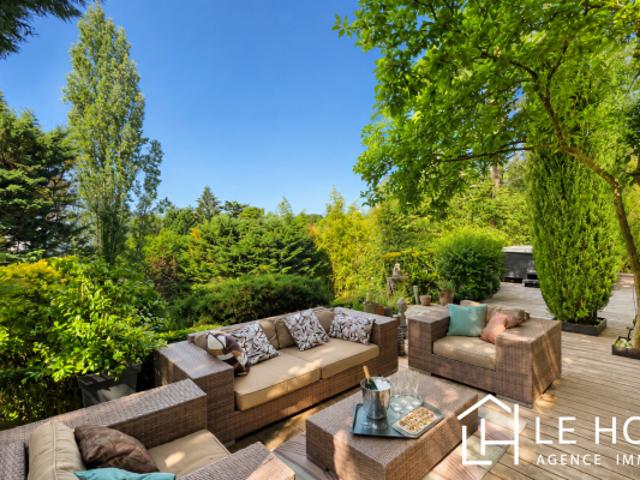 PLEIN CENTRE AU CALME, POUR AMOUREUX DE L'ARCHITECTURE ET DU PERFECTIONNISME 260 M² 5 CH