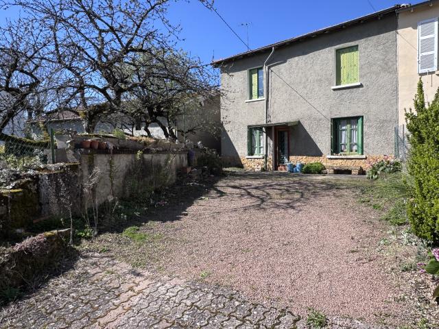 PLEIN CENTRE et au grand calme, maison de 100 m2 avec 3 chambres et beau potentiel