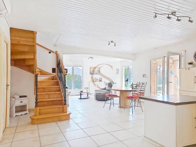 Plein centre Lorgues maison de 130 m2 à rafraichir avec 4 chambres, piscine et garage