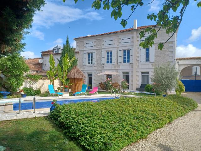 PLEIN COEUR DE VARS ! MAISON CHARENTAISE AVEC PISCINE ET DEPENDANCE