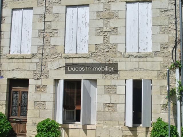 Plein coeur de Sainte Bazeille maison avec patio, garage et