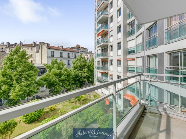 PLEINE LUMIERE SUR 2P BEL IMMEUBLE RÉCENT ASCENSEUR