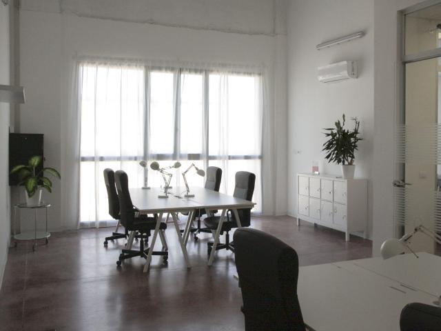 PLURALIS Coworking Generoso Open space con 8 Hot Desks