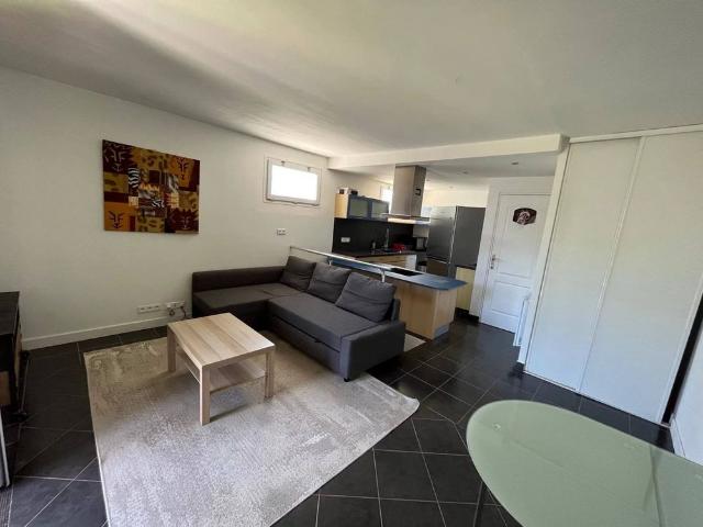 ppartement rez de jardin T1 27.72 m²habitable et 53.48 m² au sol avec box et place de parking