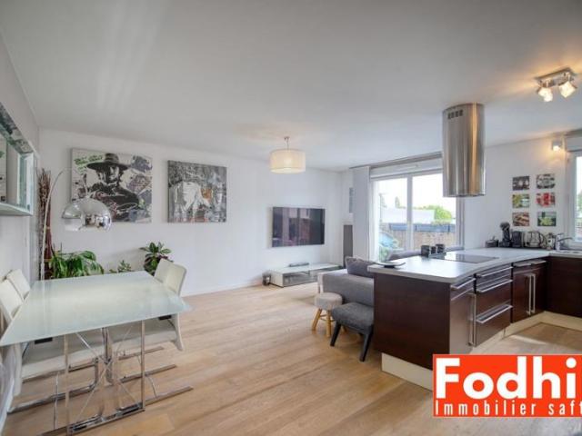 Appartement 4 pièces de 73 m² situé au 4? et dernier étage, avec balcon, cave et parking en sus