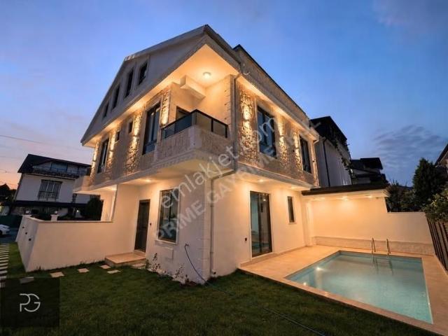 Prıme'dan Yalı'da Havuzlu Geniş Bahçeli Lüks Villa!