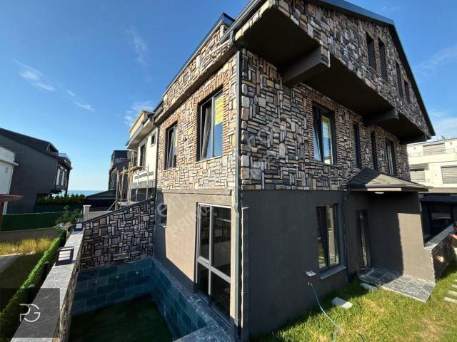 Prıme'dan Deniz Manzaralı Havuzlu Modern Fırsat Villa!